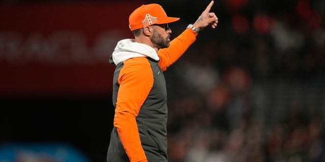 Le manager Gabe Kapler des Giants de San Francisco signale à l'enclos des releveurs de faire un changement de lanceur pendant le match contre les Braves d'Atlanta à Oracle Park le 13 septembre 2022 à San Francisco.