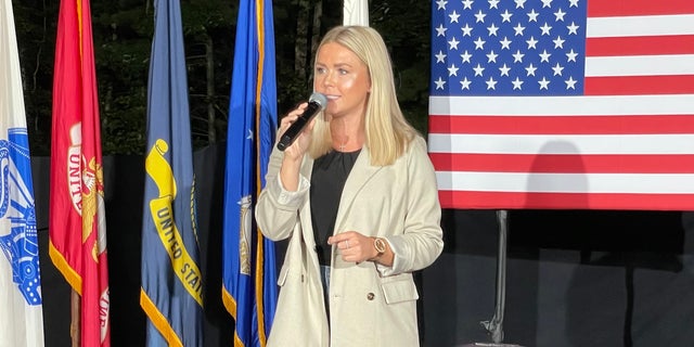 La candidate républicaine au Congrès Karoline Leavitt du New Hampshire fait campagne à Londonderry, NH le 8 septembre 2022.