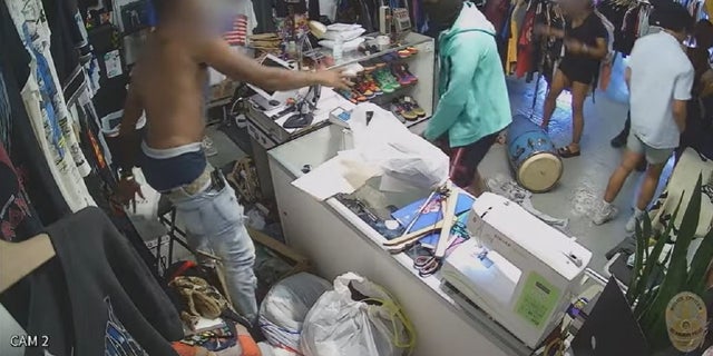 Une vidéo de sécurité à l'intérieur d'un magasin de vêtements de Los Angeles montre deux suspects en train de voler une victime.  L'un des suspects a été identifié comme étant Eric Watts. 