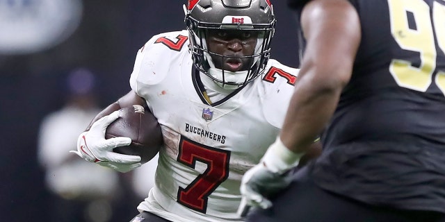 El corredor de los Tampa Bay Buccaneers, Leonard Fournette (7), lleva el balón durante un partido contra los New Orleans Saints el 18 de septiembre de 2022 en el Caesars Superdome de Nueva Orleans. 