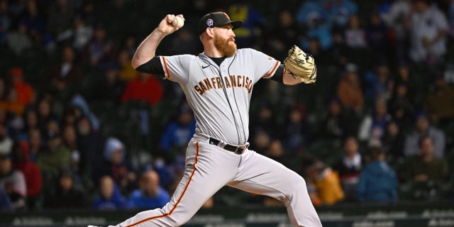 Zack Littell des Giants de San Francisco lance contre les Cubs de Chicago au Wrigley Field, le 11 septembre 2022, à Chicago.