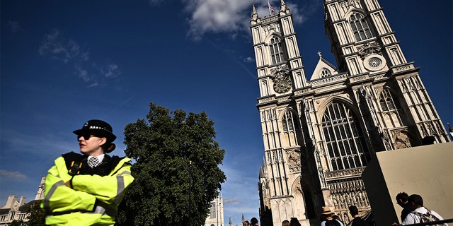London Met Police'in bir üyesi Westminster Abbey'in dışında nöbet tutuyor. 