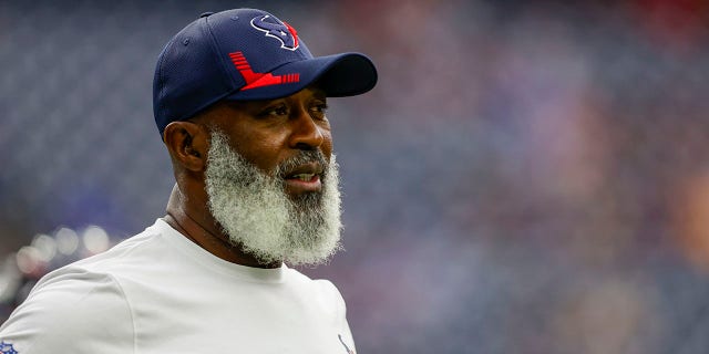 LOVIE SMITH, ENTRENADOR PRINCIPAL ASOCIADO DE HOUSTON TEXANS/COORDINADOR DEFENSIVO, antes del partido entre Los Angeles Rams y Houston Texans en el NRG Stadium el 31 de octubre de 2021 en Houston, Texas.