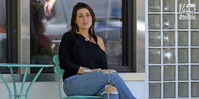 A ex-professora de ioga de Adam Levine, Alanna Zabel, é vista na quarta-feira em seu estúdio de ioga.  Isso ocorre um dia depois que ela compartilhou supostas mensagens inapropriadas de Levine. 