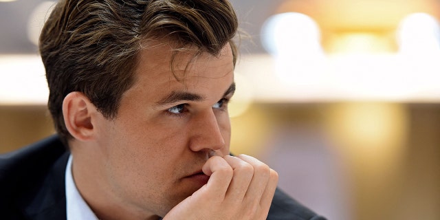 Magnus Carlsen de Noruega compite durante su partido de la Ronda 10 contra el equipo de Moldavia en la 44.a Olimpiada de Ajedrez de 2022, en Mahabalipuram el 8 de agosto de 2022.