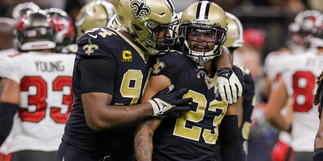 Saints defans oyuncusu Cameron Jordan, 18 Eylül 2022'de New Orleans'ta Tampa Bay Buccaneers'ın geniş alıcısı Mike Evans'a karşı oynadığı maçın ardından köşe oyuncusu Marshon Lattimore'u konsolide etti.