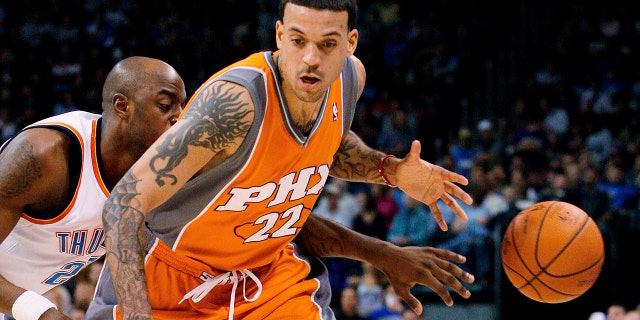 Oklahoma City Thunder forward Jeff Green (L) knocks the ball away from Phoenix Suns forward Matt Barnes in the first quarter during their NBA basketball game in Oklahoma City, Nov. 25, 2008.
