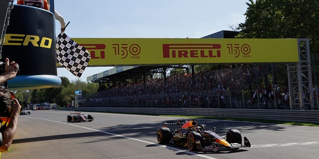 O piloto da Red Bull Max Verstappen cruza a linha de chegada para vencer o Grande Prêmio da Itália no domingo, 11 de setembro de 2022.