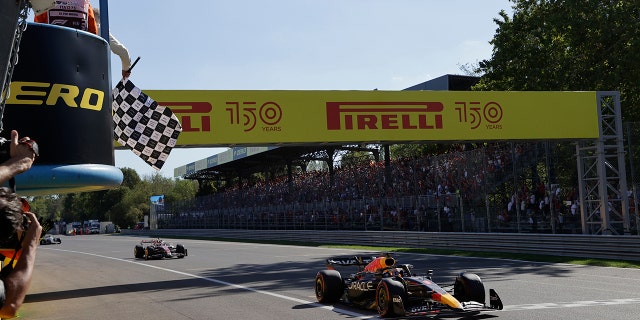 O piloto da Red Bull Max Verstappen cruza a linha de chegada para vencer o Grande Prêmio da Itália no domingo, 11 de setembro de 2022.