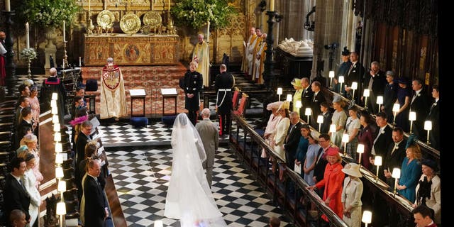 Prins Harry ser på bruden sin, Meghan Markle, da hun ankom sammen med daværende prins Charles under bryllupet deres.