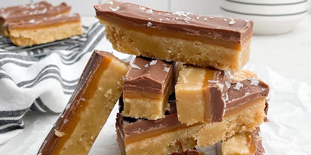 These bars are an easy dessert which combines chocolate, caramel and cookies into one. 