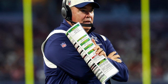 Dallas Cowboys head coach Mike McCarthy reacts during the first half against the Tampa Bay Buccaneers at AT&amp;T Stadium in Arlington, Texas, Sept. 11, 2022.