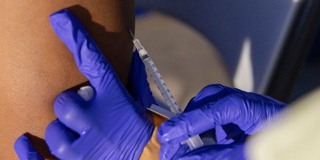 Un asistent fizic administrează un vaccin împotriva maimuței la un loc de vaccinare, marți, 30 august 2022, în zona Brooklyn din New York. 