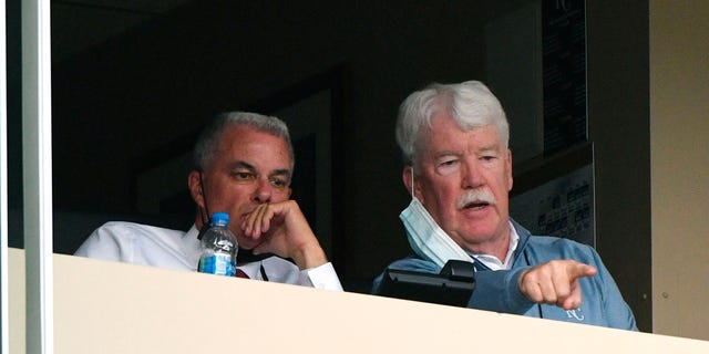 Le directeur général Dayton Moore (L) et le propriétaire John Sherman des Kansas City Royals regardent un match contre les Milwaukee Brewers lors de la première manche au Kauffman Stadium le 18 mai 2021 à Kansas City, Missouri.