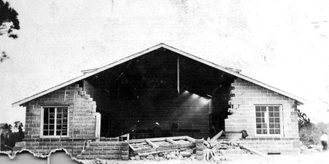 Daños en el exterior de una iglesia de New Port Richey después del huracán de 1921, al norte de Tampa.