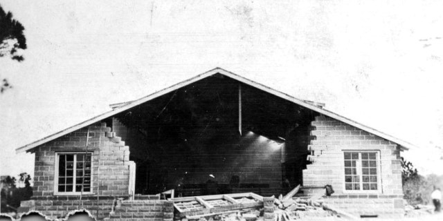 Daños en el exterior de una iglesia de New Port Richey después del huracán de 1921, al norte de Tampa.