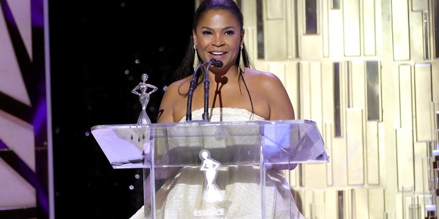 A homenageada Nia Long recebe um prêmio no palco durante o 15º almoço anual do ESSENCE Black Women In Hollywood Awards de 2022 em Beverly Wilshire, A Four Seasons Hotel em 24 de março de 2022 em Beverly Hills, Califórnia.