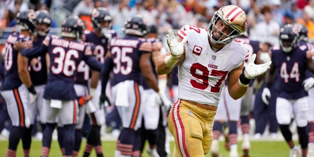 Nick Boza of the San Francisco 49ers celebrates the firing of Justin Fields from the Bears, Sunday, September 20. November 11, 2022 in Chicago.