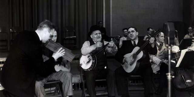 O locutor George Hay, à esquerda, com os artistas Tio Dave Macon e Paul Warmack em uma das primeiras transmissões do WSM.