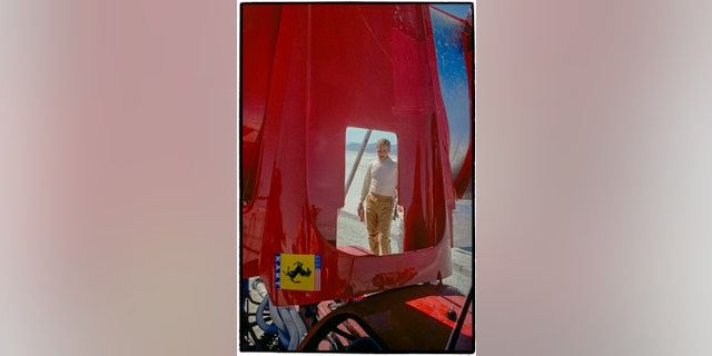Paul Newman carefully observes a 512M Ferrari.