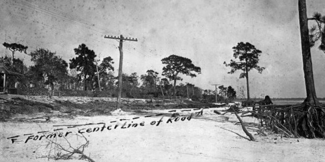 Una carretera del condado de Pinellas dañada y arrasada después del huracán de 1921.