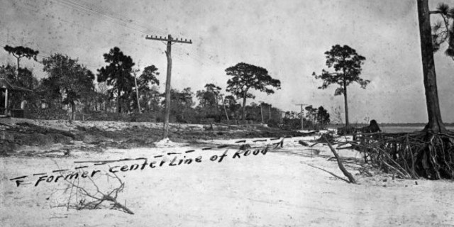 Una carretera del condado de Pinellas dañada y arrasada después del huracán de 1921.