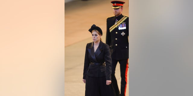 York Prensesi Beatrice ve Sussex Dükü Prens Harry, 17 Eylül 2022'de Londra'daki Westminster Hall'da Kraliçe II. Elizabeth'in onuruna bir nöbet sırasında görülüyor.