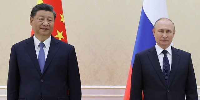 Çin Devlet Başkanı Xi Jinping (solda) ve Rusya Devlet Başkanı Vladimir Putin, 15 Eylül 2022 Perşembe, Semerkant, Özbekistan'daki Şanghay İşbirliği Örgütü Zirvesi'nin oturum aralarında bir fotoğraf için poz veriyor.