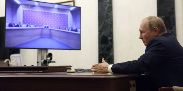 Le président russe Vladimir Poutine assiste à une conférence des chefs des agences de sécurité et de renseignement des pays membres de la Communauté des États indépendants via une liaison vidéo à Moscou, Russie, le 29 septembre 2022.