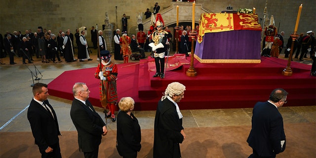 Η βασίλισσα Ελισάβετ Β΄ ξαπλωμένη στην κατάσταση: Η κινεζική αντιπροσωπεία απαγορεύτηκε από την Αίθουσα του Γουέστμινστερ: αναφορά