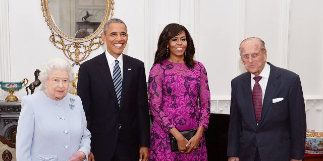 Britain's Queen Elizabeth II and the Duke of Edinburgh stand in front of a private lunch hosted by the Queen in the Oak Room of Windsor Castle with US President and First Lady Barack Obama and Lady Michelle (both center) . United Kingdom, 22 April 2016.  (REUTERS/John Stillwell/Pool/File Photo)