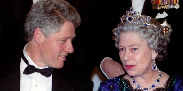 Queen Elizabeth II and President Bill Clinton