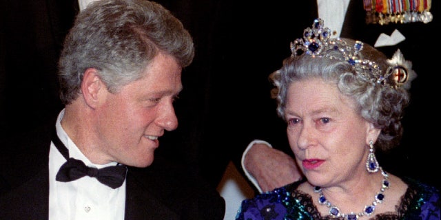 US President Bill Clinton speaks with Britain's Queen Elizabeth II during the official group photo before the dinner at the Guildhall on June 4.  (Reuters/Kevin Coombs)