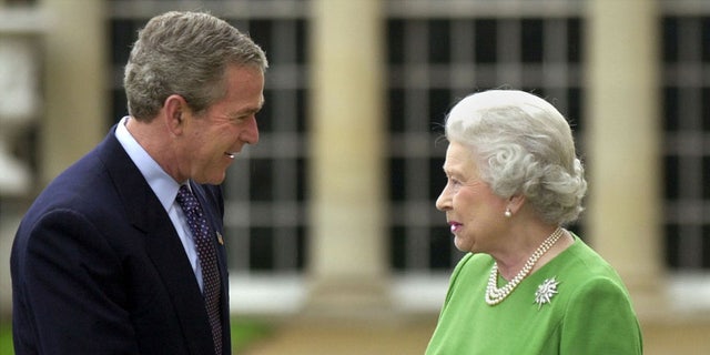 President George W. Bush greets Britain's Queen Elizabeth II before departing from Buckingham Palace in London on Nov. 21, 2003. (Reuters/Pool/Richard Lewis ASA/AA)