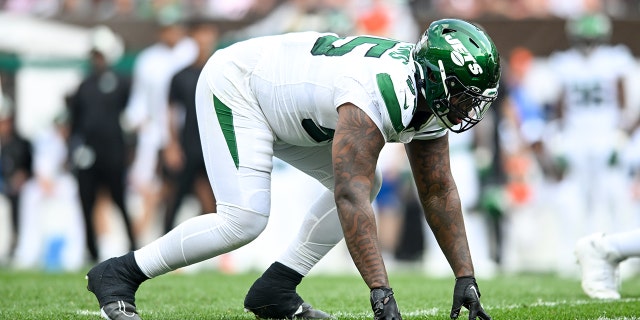 Quinnen Williams lines up against the Browns