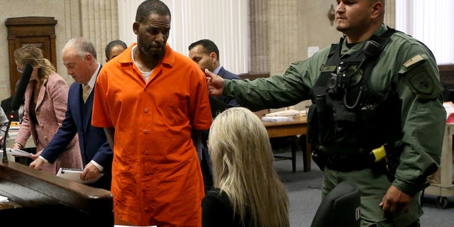 Singer R. Kelly turns to leave after appearing at a hearing at the Leighton Criminal Courthouse on Sept. 17, 2019, in Chicago.
