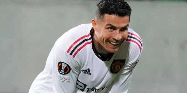 Cristiano Ronaldo del Manchester United sonríe durante un partido de fútbol del Grupo E de la Liga Europea entre el Sheriff Tiraspol y el Manchester United en el estadio Zimbru en Chisinau, Moldavia, el 15 de septiembre de 2022. 