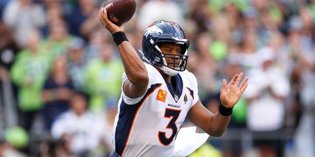Russell Wilson # 3 des Broncos de Denver passe au cours du premier quart-temps contre les Seahawks de Seattle au Lumen Field le 12 septembre 2022 à Seattle, Washington.