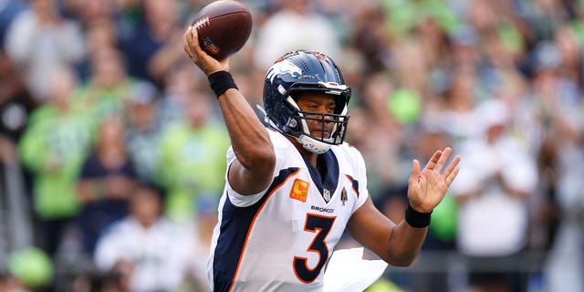 Russell Wilson # 3 des Broncos de Denver passe au cours du premier quart-temps contre les Seahawks de Seattle au Lumen Field le 12 septembre 2022 à Seattle, Washington.