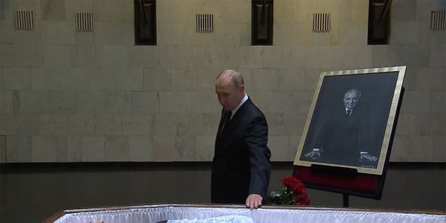 Le président russe Vladimir Poutine rend hommage à l'ancien dirigeant de l'Union soviétique Mikhaïl Gorbatchev devant son cercueil, le 1er septembre 2022.