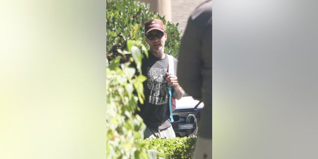 Adam Levine foi visto carregando uma mochila de criança durante um passeio com sua esposa em Montecito, Califórnia.