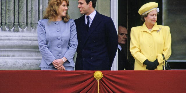 O príncipe Andrew e Sarah Ferguson foram casados ​​por 10 anos e se divorciaram em 1996. Eles estavam na varanda do Palácio de Buckingham em 1986 para o aniversário de 60 anos da rainha.