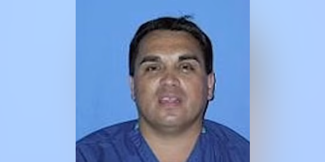 El Dr. Raynaldo Rivera Ortiz Jr. está acusado de envenenar fatalmente a un colega y enfermar a 11 pacientes al inyectar veneno en sus bolsas intravenosas.