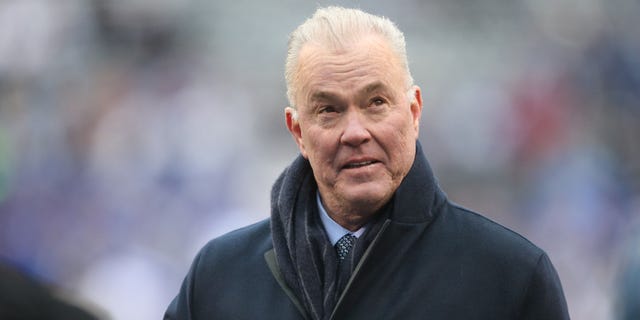 Stephen Jones, CEO/Vicepresidente esecutivo e Direttore dei Dallas Cowboys, segue l'azione contro i New York Giants al MetLife Stadium il 30 dicembre 2018 a East Rutherford, nel New Jersey.