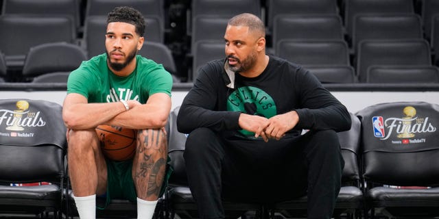 Jayson Tatum e Ime Udoka sentados