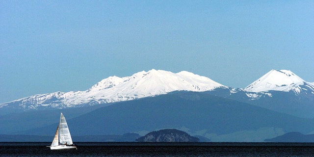 En esta foto de archivo, se ve el lago Taupo con el monte.  Ruapehu y Tongariro Ranges al fondo en Taupo, Nueva Zelanda.