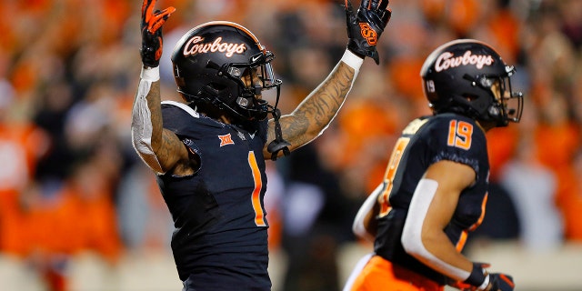 El receptor abierto Tay Martin, número 1 de los Oklahoma State Cowboys, celebra una recepción de touchdown de 43 yardas con Bryson Green, número 19, pero la jugada parecía inconclusa contra los Sooners de Oklahoma en el último cuarto en el estadio Boone Pickens el 21 de noviembre. . 27 de febrero de 2021 en Stillwater, Oklahoma.