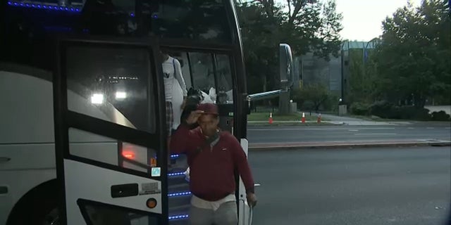 Deux bus transportant des migrants de Del Rio, au Texas, sont arrivés près de la résidence de l'Observatoire naval du vice-président Kamala Harris à Washington, DC, le jeudi 15 septembre 2022.
