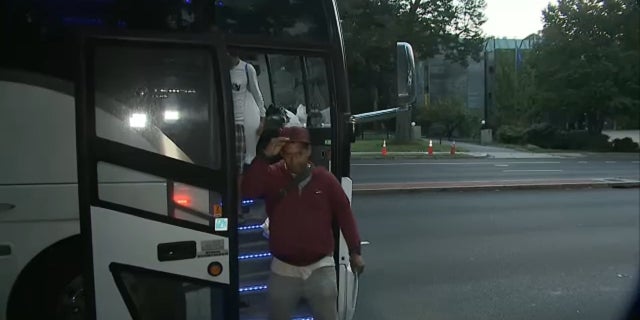 2 autobuses de migrantes llegan a las afueras de la residencia del Observatorio Naval de la vicepresidenta Kamala Harris en DC