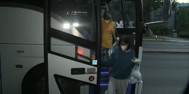 Dos autobuses que transportan migrantes de Del Rio, Texas, llegan cerca de la residencia del Observatorio Naval de la vicepresidenta Kamala Harris en Washington, DC, el jueves 15 de septiembre de 2022.